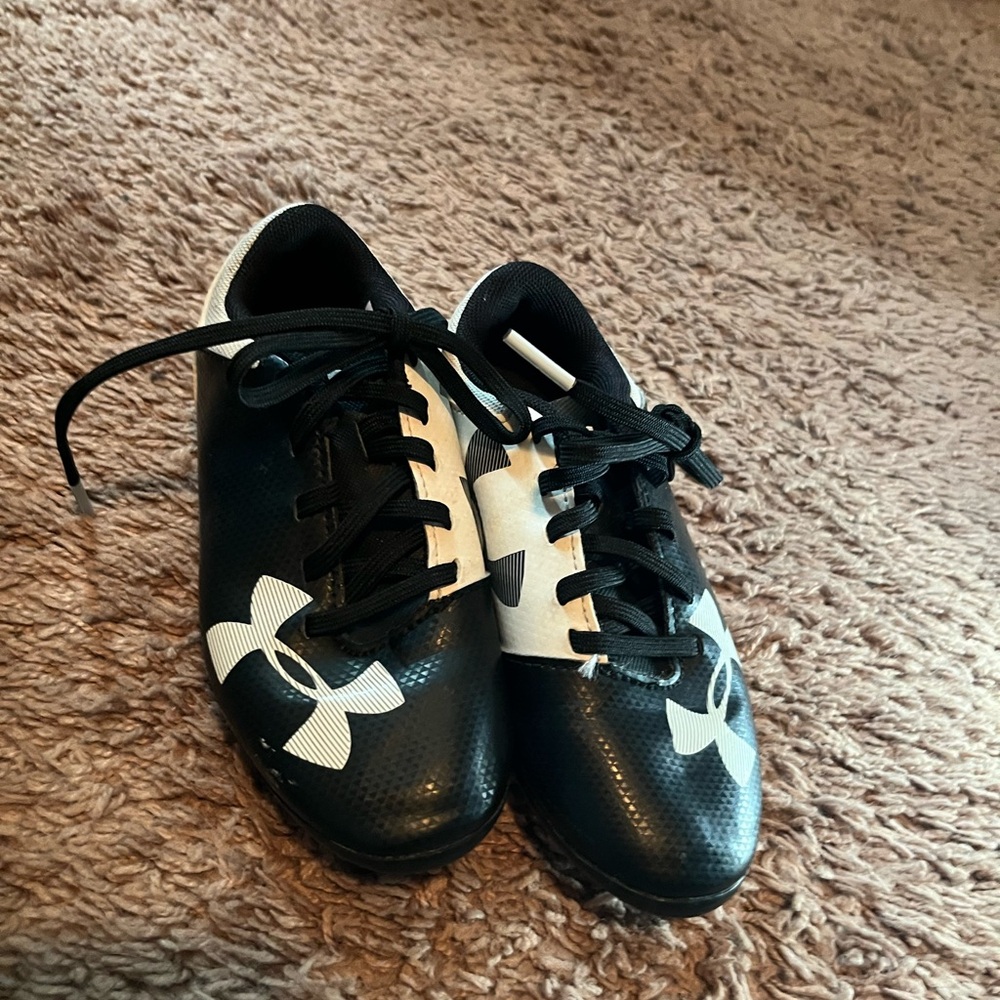 Under armor size youth 11k soccer or flag foot ball cleats